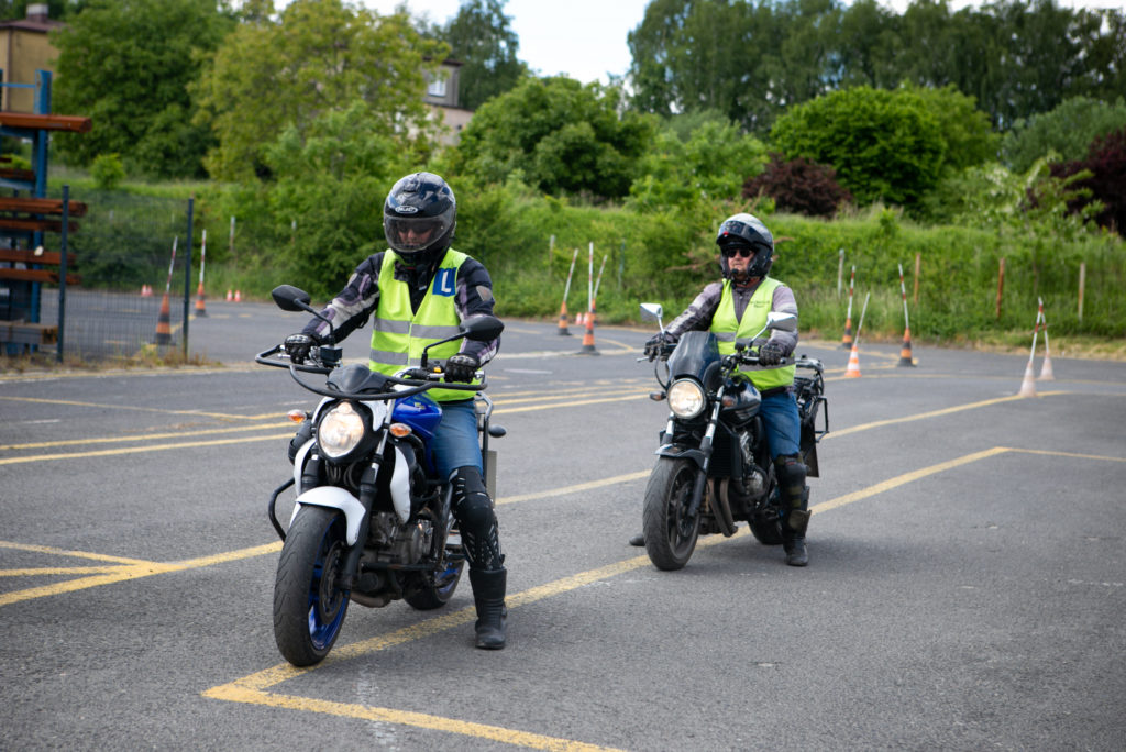 prawo jazdy nauka jazdy szkoła jazdy mikołów wyry gostyn orzesze łaziska kat b a a am
instruktor i kursant na dwóch motocyklach